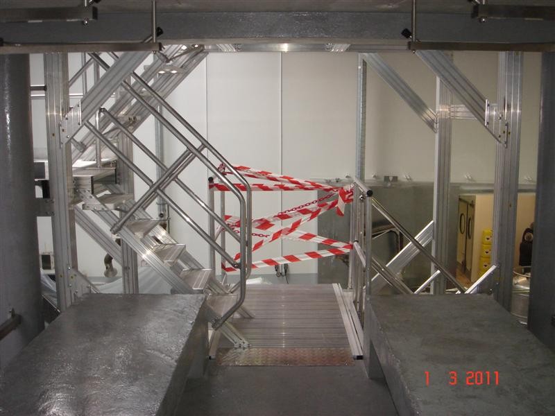 Mise en place d'un escalier d'accès à l'extrémité d'un rack intérieur industriel dans les Bouches-du-Rhône (13).
