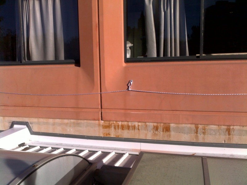 Pose d'une ligne de vie sur la toiture d'un lycée marseillais