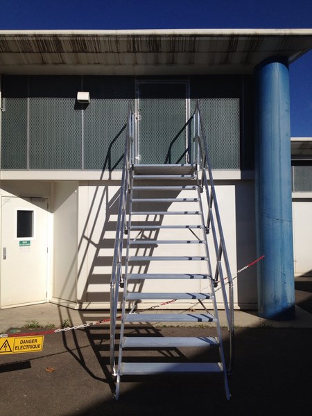 Installation d'un escalier en aluminium de la gamme Modull Accès de TUBESCA dans les Bouches-du-Rhône (13).