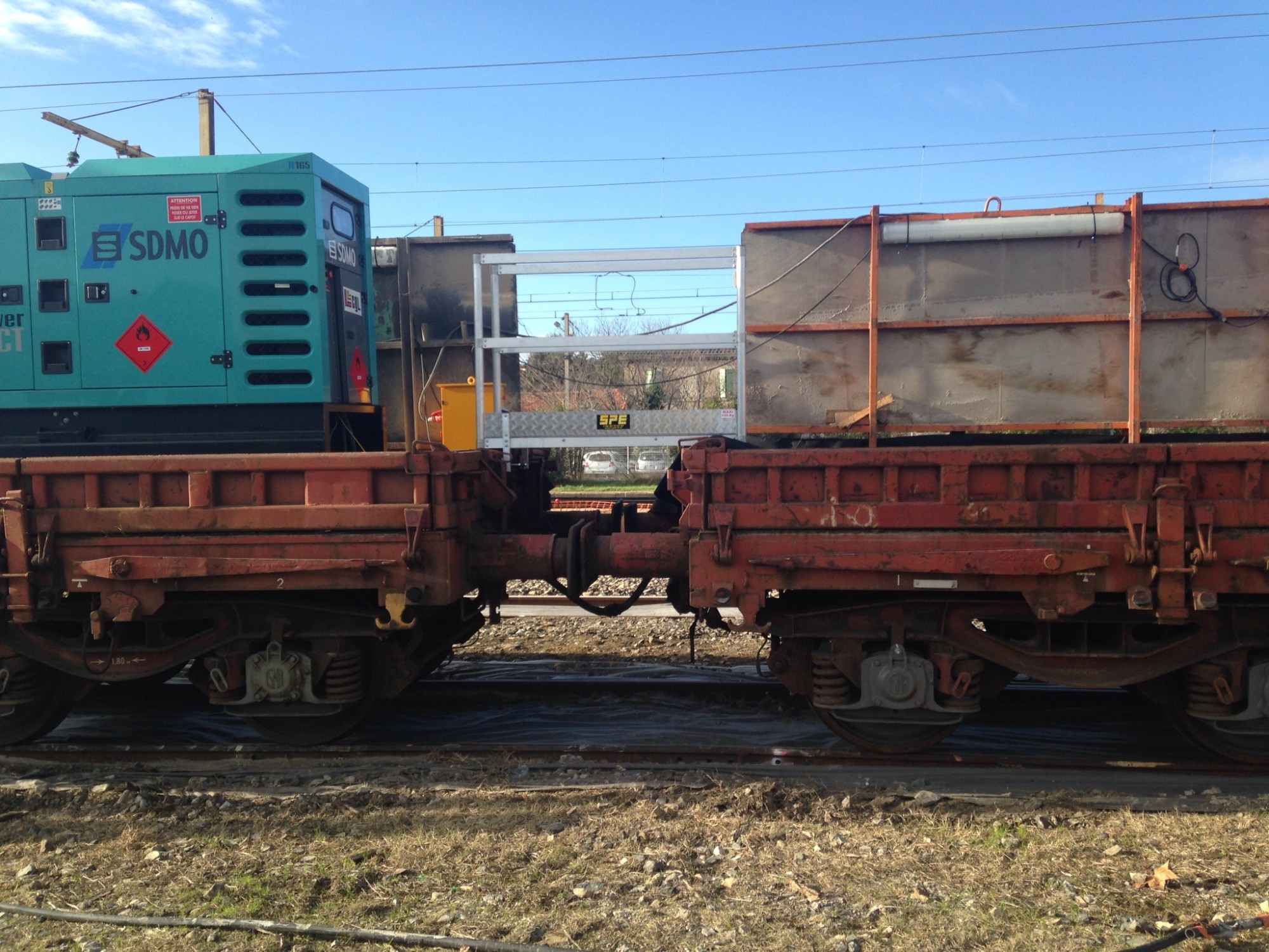 Passerelle de franchissement érigée entre deux wagons de train dans les Bouches-du-Rhône (13).
