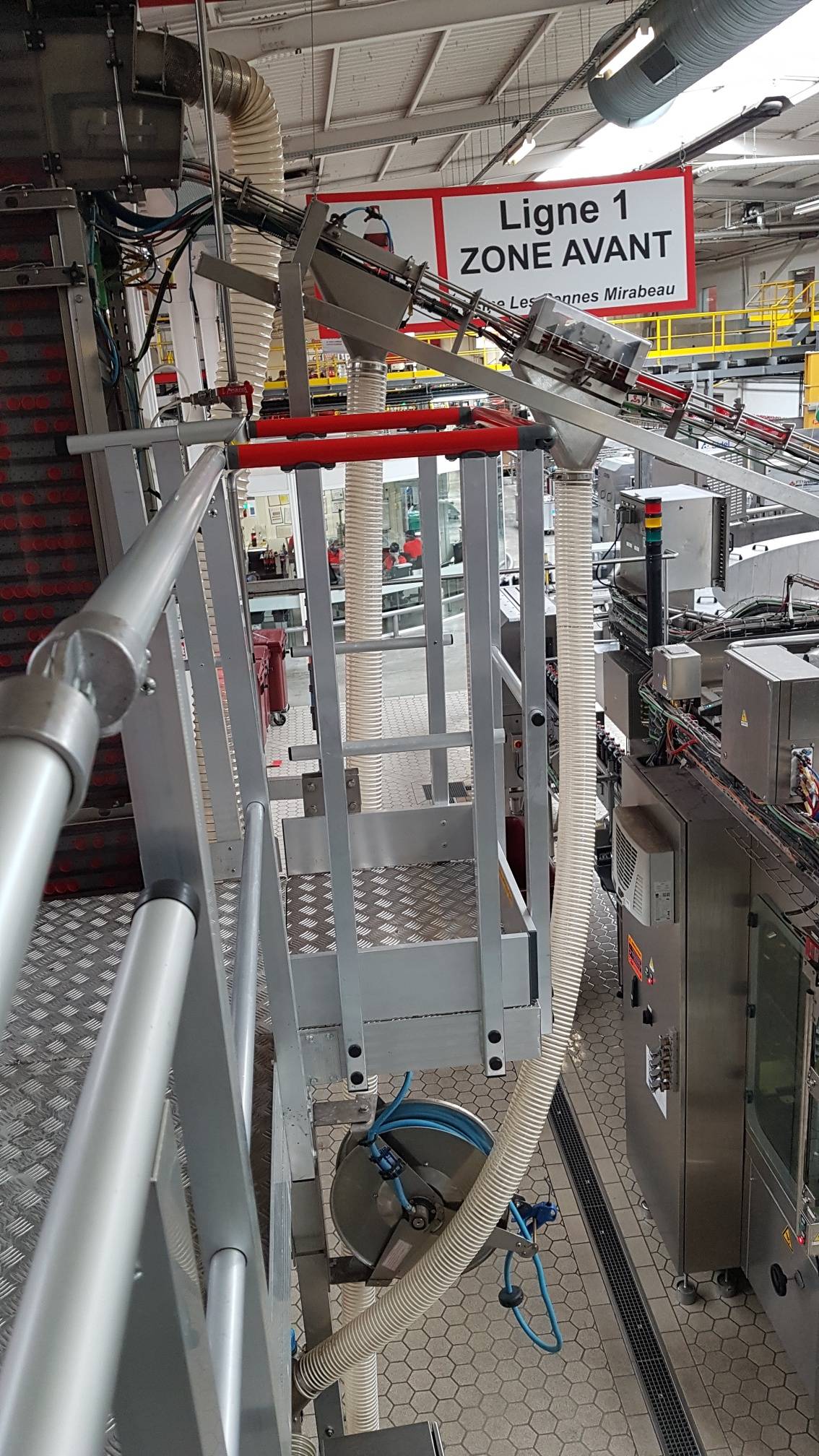 plateforme déportée sur passerelle industrielle