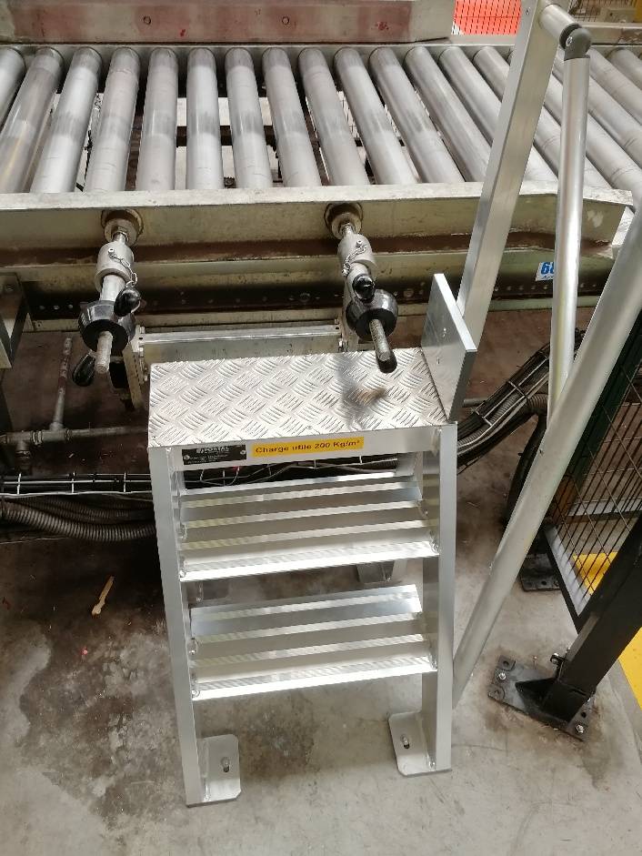 POSE D’UN MARCHE-PIED DANS UN ENDROIT ÉTROIT ET COMPLEXE DANS UNE USINE, A MARSEILLE, DANS LES BOUCHES-DU-RHONE.  