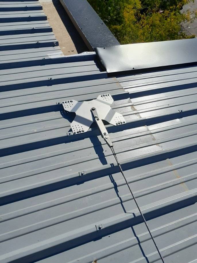 Ligne de vie sur bac acier installée au stade Maurice David à Aix-en-Provence