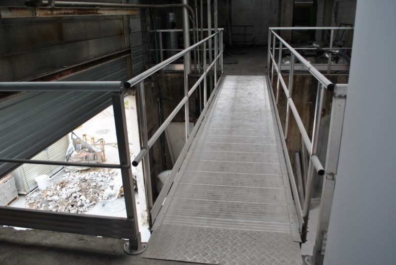 PASSERELLE DE FRANCHISSEMENT LONGUE PORTEE SUR PIEDS EN ALUMINIUM