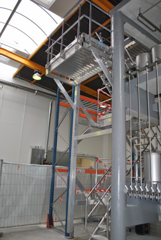 Escalier d'accès à l'extrémité d'un rack intérieur industriel dans les Bouches-du-Rhône (13).