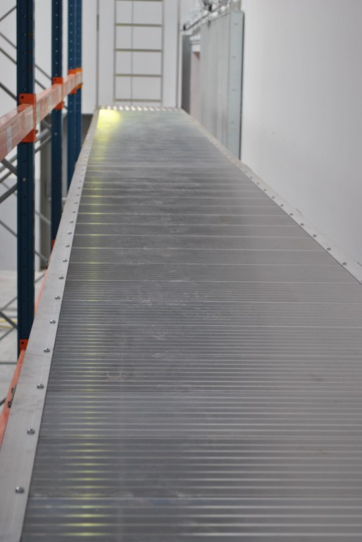 PASSERELLE DE FRANCHISSEMENT LONGUE PORTEE SUR PIEDS MURALE