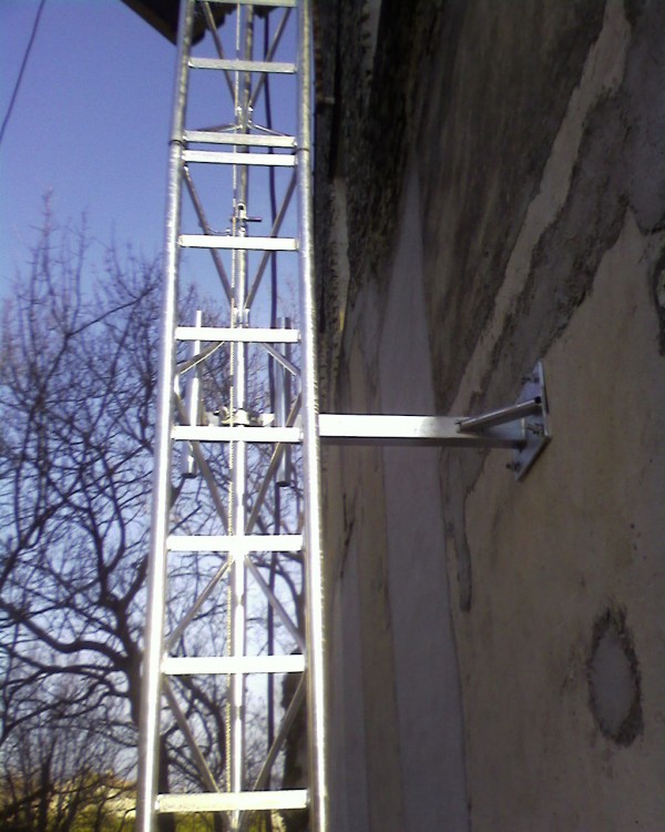 mise en place d'un monte-matériaux Edimatec Comabi type Apache