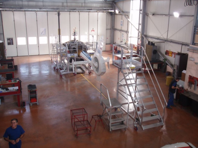 PASSERELLE D'ENTRETIEN POUR HÉLICOPTÈRE DES DOUANES A HYÈRES (83). 