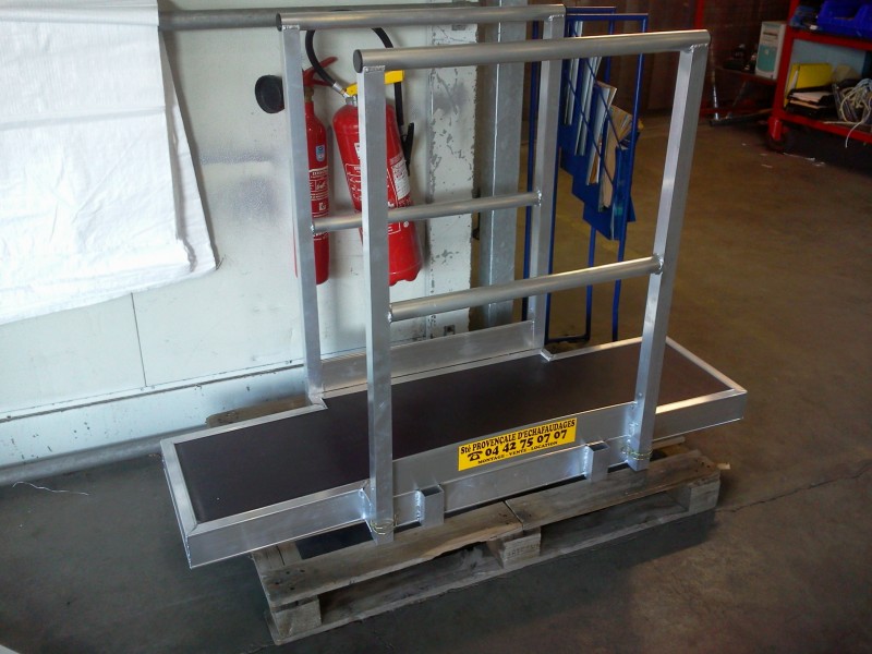 PASSERELLE DE FRANCHISSEMENT ENTRE DEUX WAGONS DE TRAMWAY