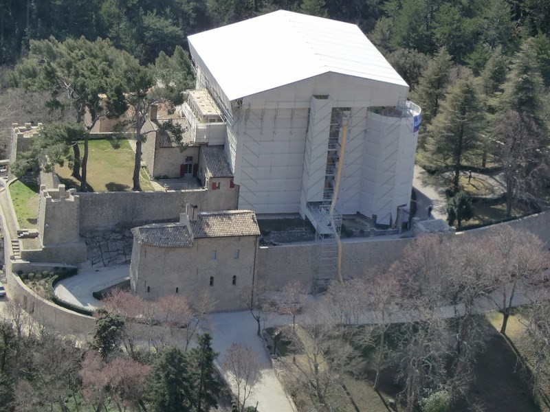MONTAGE D ECHAFAUDAGE DE PRESTIGE POUR LE CHATEAU DE VAUVENARGUES