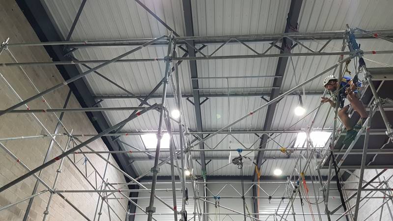 Échafaudages Tubesca-Comabi Destines: formation en travail en hauteur sur cordes (EPI). Images prises dans l'entrepôt du siège à Salon-de-Provence (13).