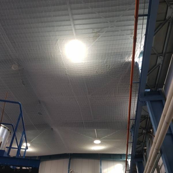 Installation de filets anti-chute homme et pare-gravas effectuée sur un entrepôt industriel à Saint-Paul-lez-Durance, dans les Bouches-du-Rhône (13).