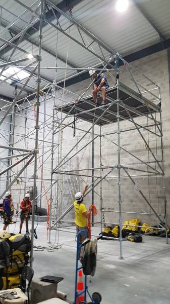 Échafaudages Tubesca-Comabi destinés aux entreprises de formation spécialisées dans le travail en hauteur sur cordes (EPI). Les photos ont été prises dans l'entrepôt du siège social de la société à Salon-de-Provence (13).