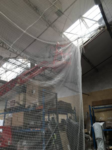 L'installation de filets pare-gravas dans la réserve du magasin Weldom à Saint-Barnabé, Marseille, a été réalisée par SPE.