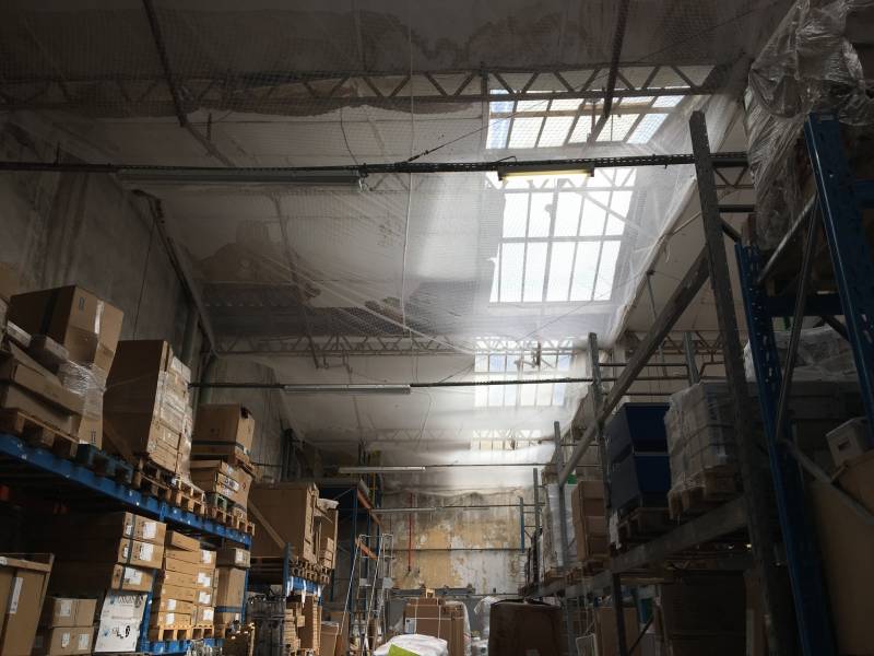 La pose de filets pare-gravas dans la réserve du magasin Weldom à Saint-Barnabé, Marseille, a été réalisée par SPE.