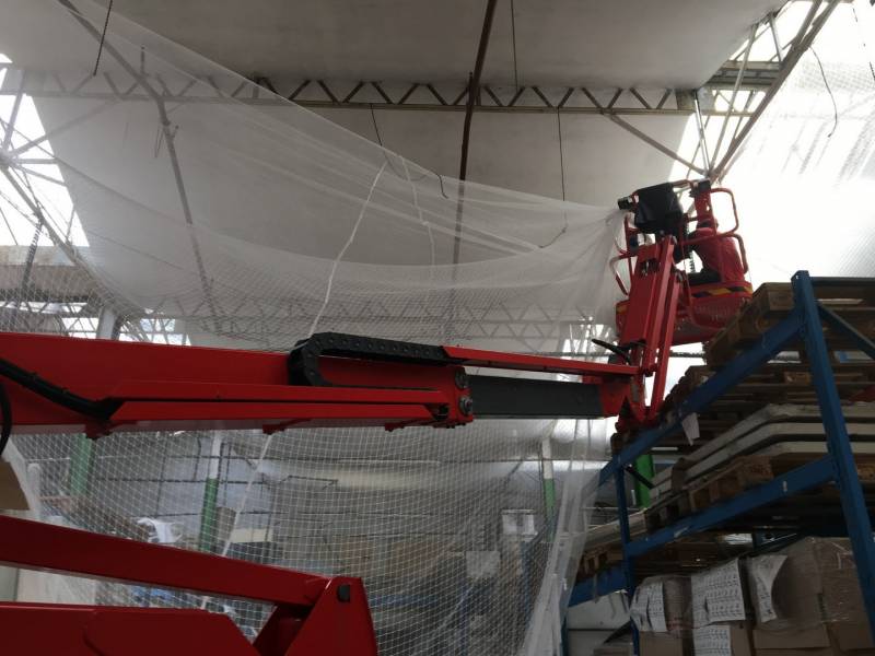 SPE a réalisé l'installation de filets pare-gravas dans la réserve du magasin Weldom à Saint-Barnabé, à Marseille.