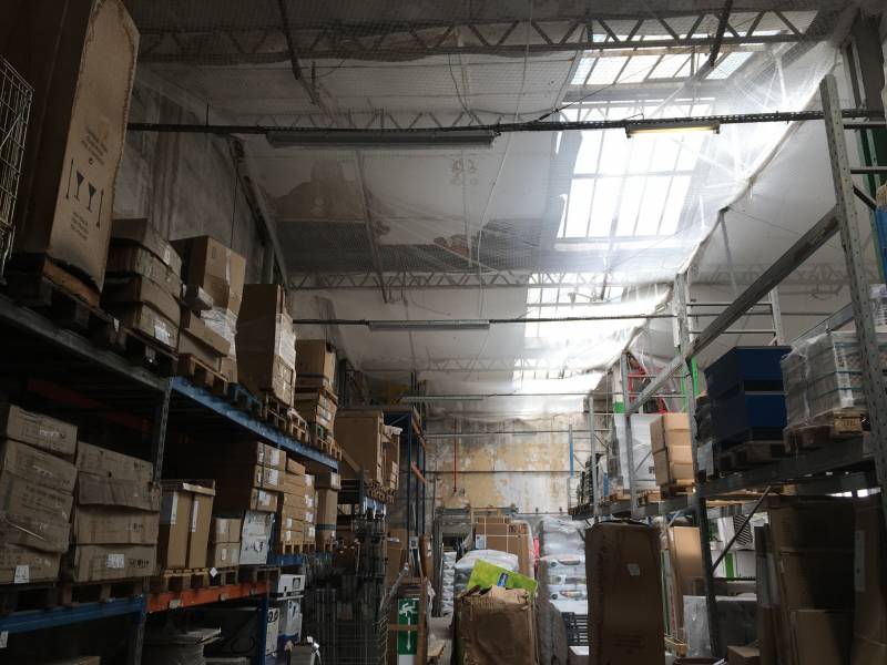 À Saint-Barnabé, Marseille, la société SPE a réalisé la mise en place des filets pare-gravas dans la réserve du magasin Weldom.