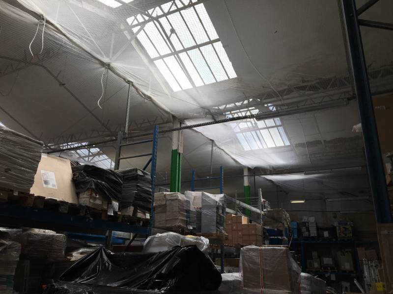 une installation de filets pare-gravas a été réalisée par SPE dans la réserve du magasin Weldom à Saint-Barnabé, Marseille.