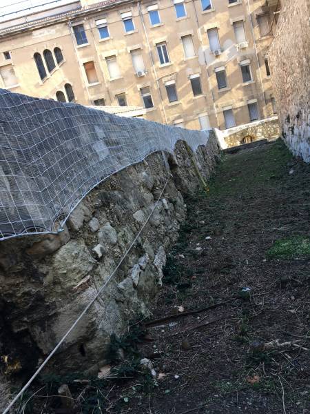 Installation de deux filets, dont l'un est anti-poussière, dans la région PACA.