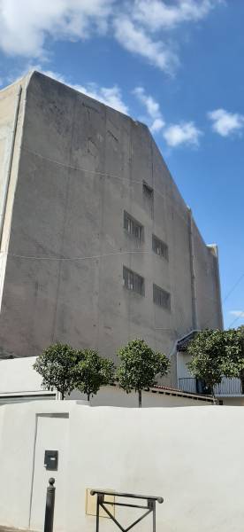 POSE DE FILETS PARE-GRAVAS SUR LE MUR DU MAGASIN WELDOM A SAINT-BARNABÉ, A MARSEILLE, DANS LES BOUCHES-DU-RHONE (13)