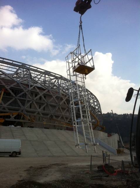 Pose d'une échelle à crinoline dans le stade de l'Aréna à Nice.