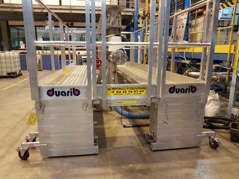 plateforme reglable en hauteur sur machine industrielle