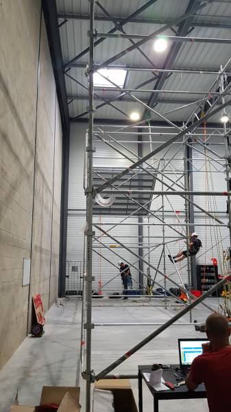 ECHAFAUDAGES TUBESCA-COMABI DESTINES AUX ENTREPRISES DE FORMATION, SPECIALISEES EN TRAVAILE EN HAUTEUR SUR CORDES (EPI). (PHOTOS PRISES DANS L’ENTREPOT DU SIEGE DE LA SOCIETE A SALON-DE-PROVENCE 13)