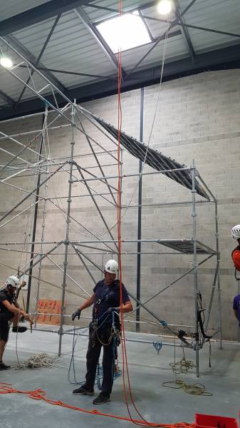 Les échafaudages Tubesca-Comabi sont conçus pour la formation en travail en hauteur sur cordes (EPI), avec des photos prises dans l'entrepôt du siège à Salon-de-Provence (13).