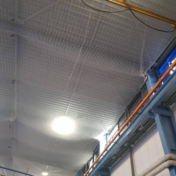 Installation de filets anti-chute pour personnel et pare-gravas sur un entrepôt industriel à Saint-Paul-lez-Durance, dans les Bouches-du-Rhône (13).