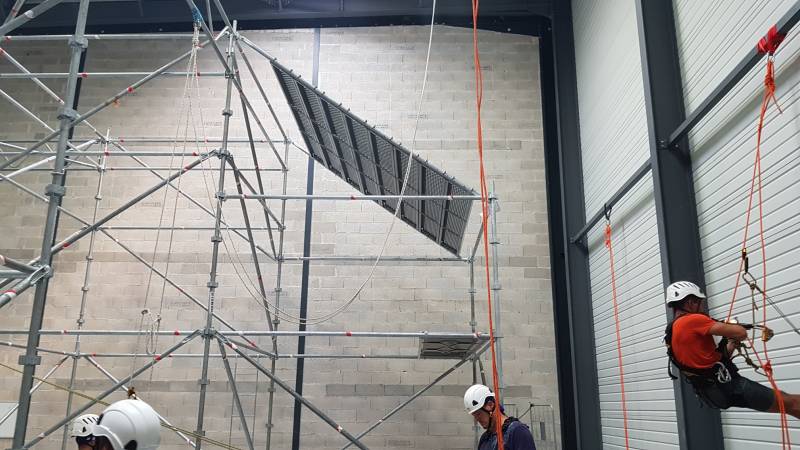 Échafaudages Tubesca-Comabi destines: la formation spécialisée en travail surélevé sur cordes (EPI). Les photos ont été capturées dans l'entrepôt du siège à Salon-de-Provence (13).
