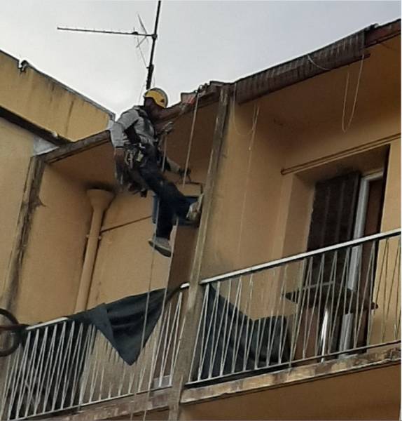 CORDISTE EN HAUTEUR EN TRAIN DE DÉCROCHER DES MORCEAUX