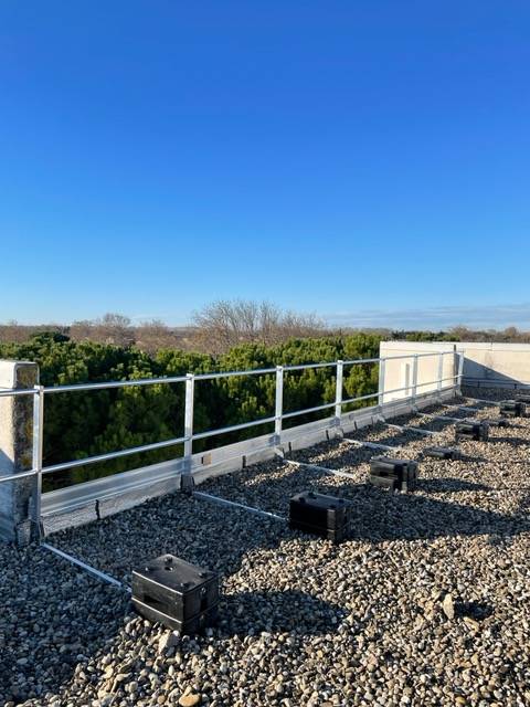 Mise en place de garde-corps sur un toit terrasse, dans les Bouches-du-Rhône.