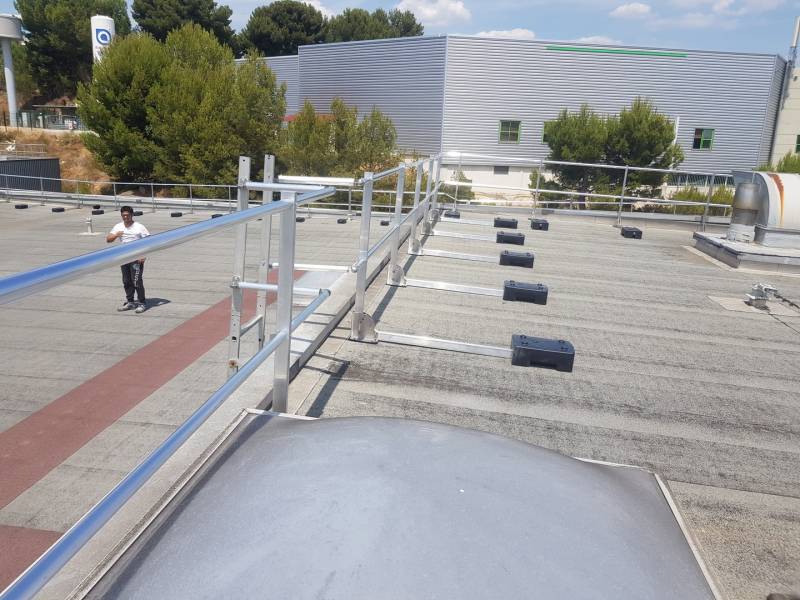 GARDE-CORPS AUTOPORTANT