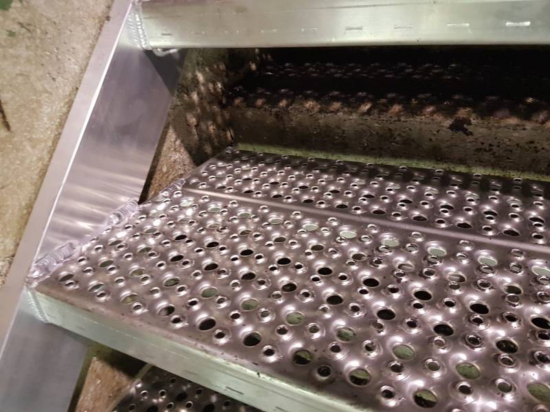 ESCALIER A MARCHES EN CAILLEBOTIS ALUMINIUM