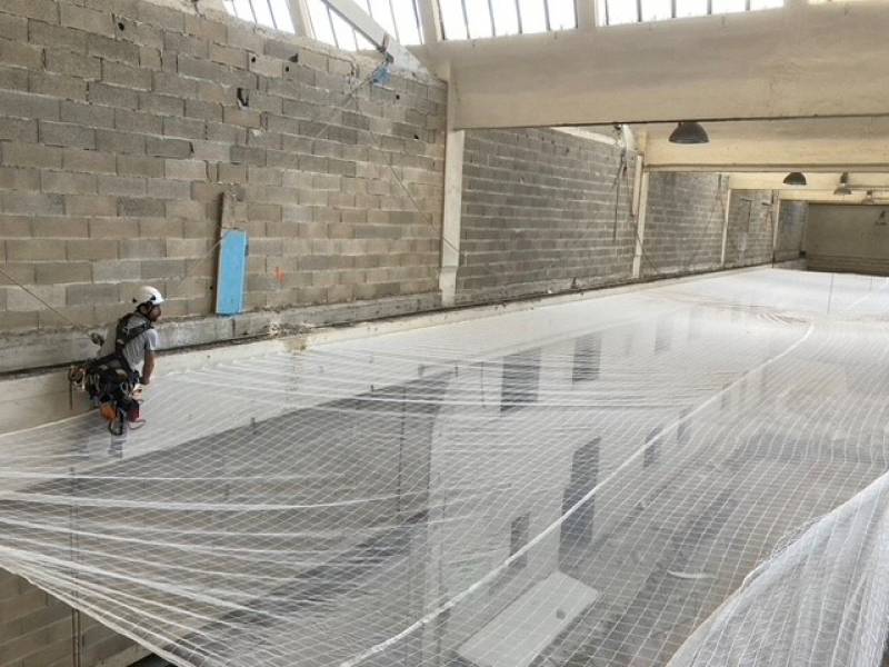 procédure d'installation de filets de protection dans un entrepôt assurée par notre équipe spécialisée.