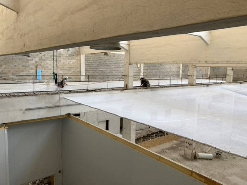 Installation de filets contre les chutes de pierres, à Marseille.