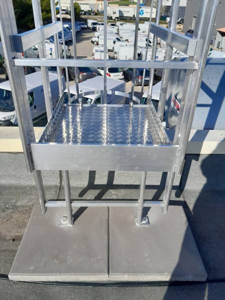 Mettre en place une échelle crinoline afin de faciliter l'accès à la toiture.