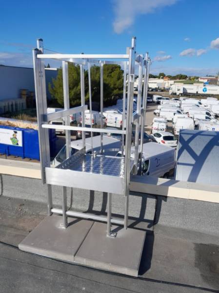 Pose d'échelle à crinoline pour accéder au toit