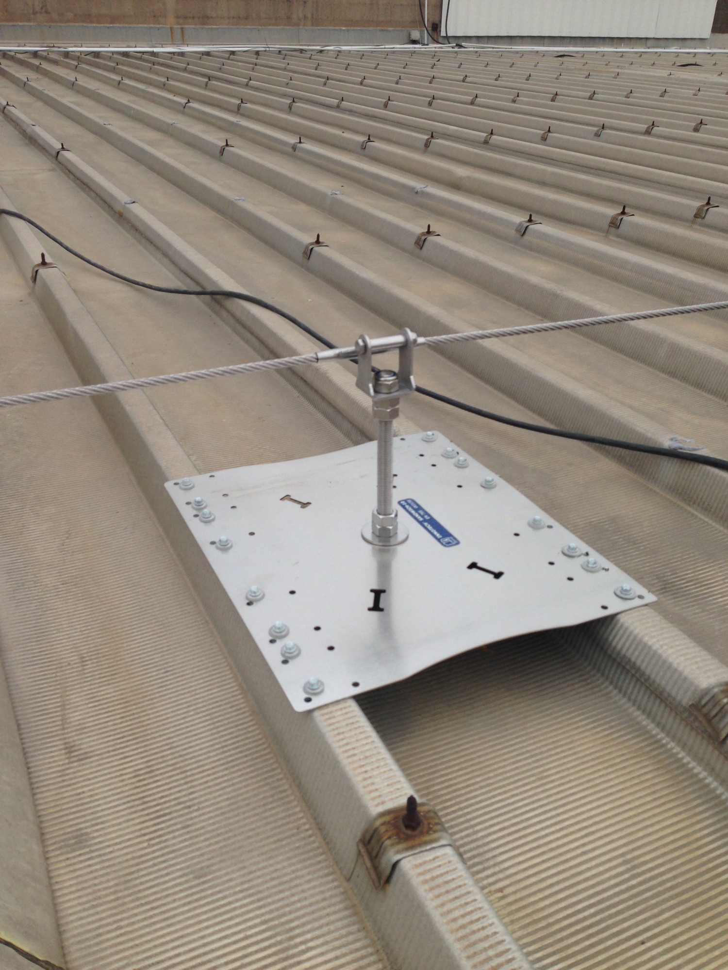 INSTALLATION DE LIGNE DE VIE BAC ACIER