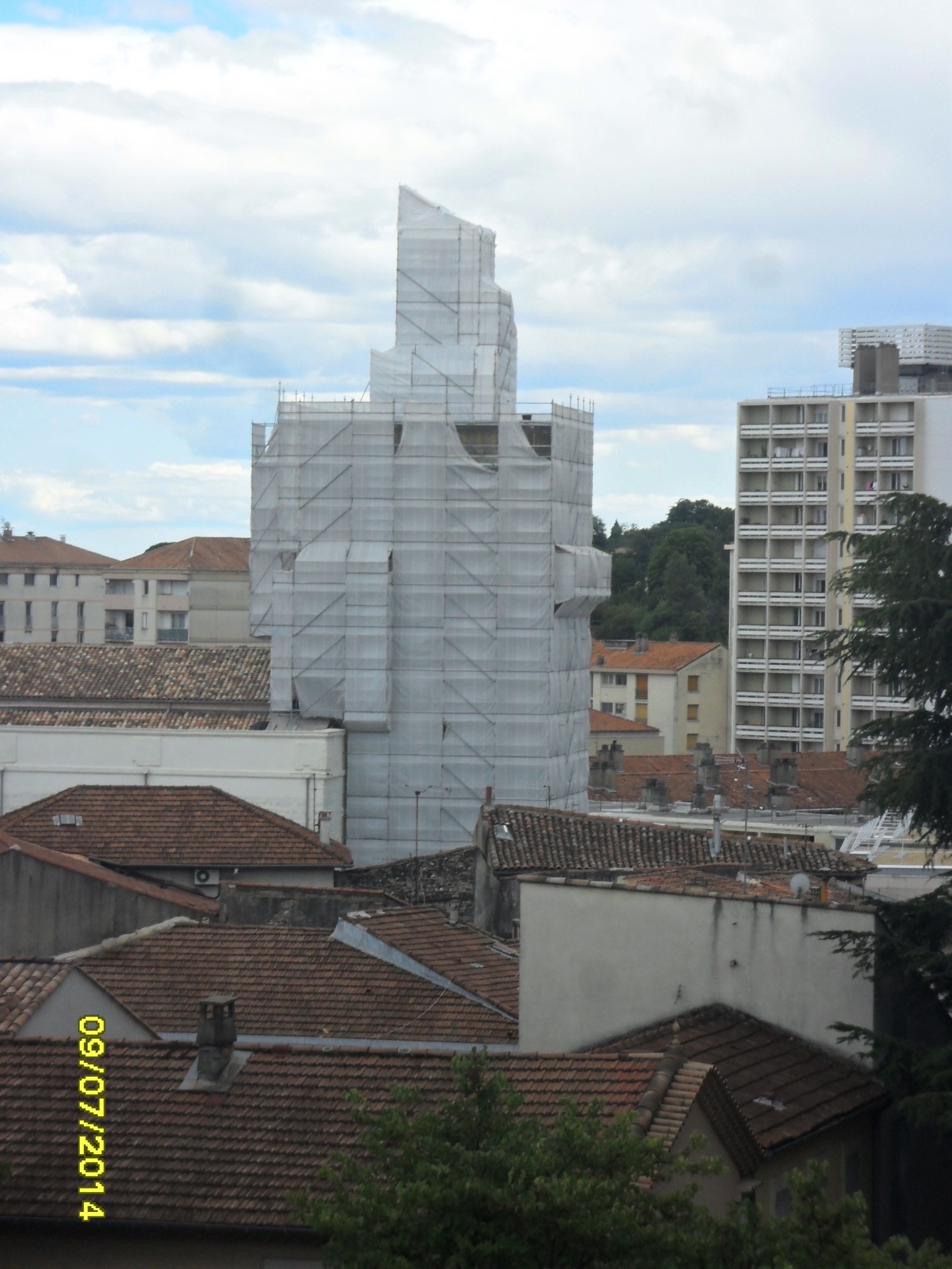 Cathedrale d'ALES avec bâche de protection 30