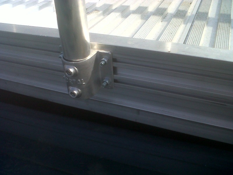 FIXATION DU GARDE-CORPS DE LA PASSERELLE DE FRANCHISSEMENT SPE