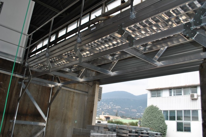 POSE D'UNE PASSERELLE DE FRANCHISSEMENT SPE
