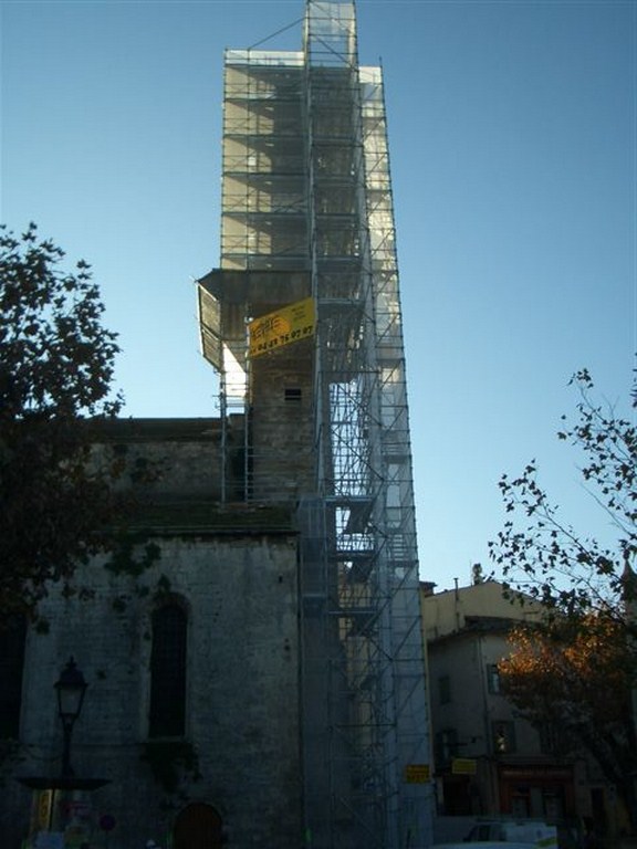 MONTAGE D'ECHAFAUDAGE EGLISE FORCALQUIER 04