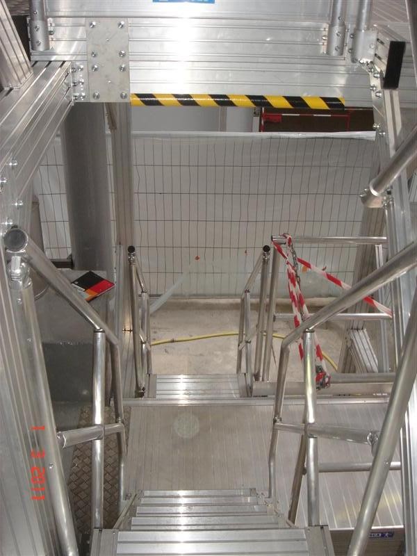 Escalier d'accès extrémité d'un rack