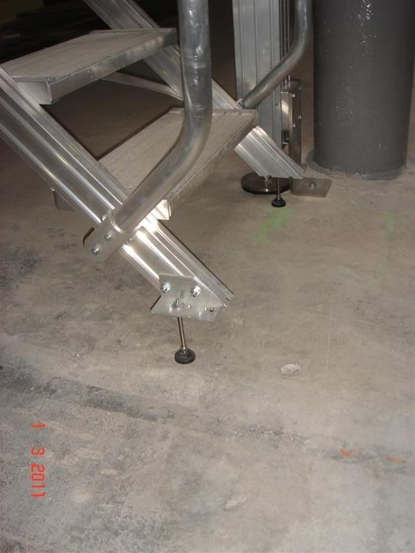 Escalier d'accès à l'extrémité d'un rack industriel intérieur dans les Bouches-du-Rhône (13).