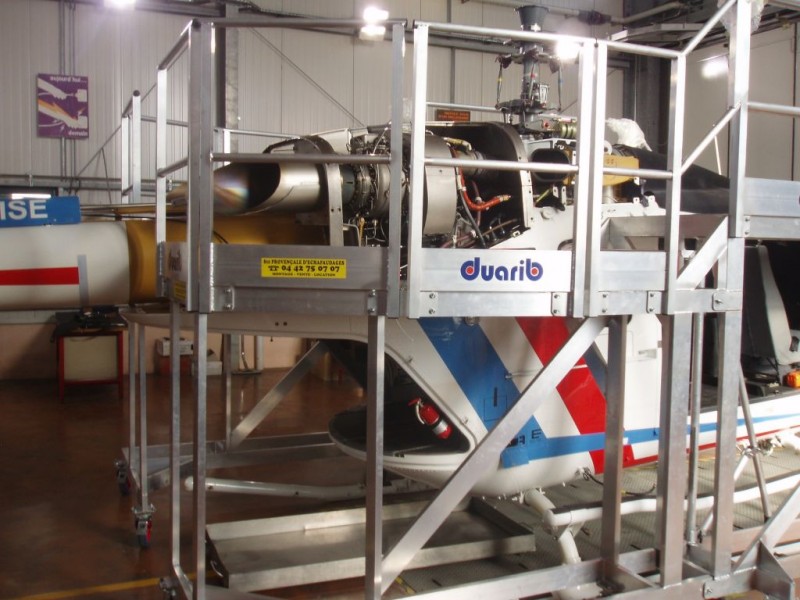 POSE DE PASSERELLE D'ENTRETIEN POUR HELICOPTERES