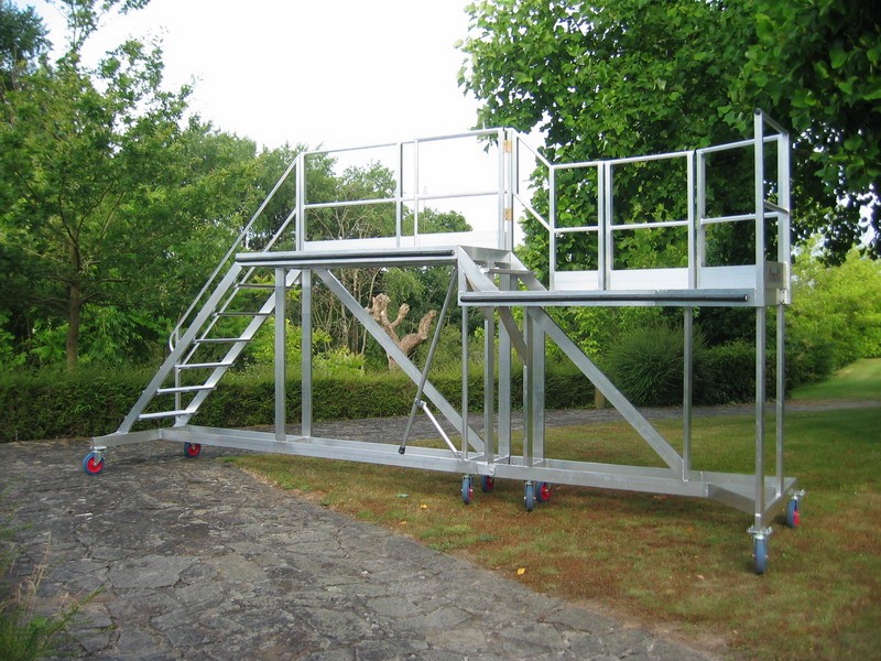 plateforme de travail en hauteur et en sécurité autour de ses avions et hélicoptères. 