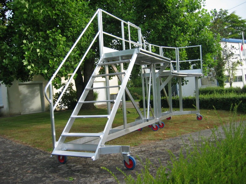 Réalisation d'un praticable pour un travail en sécurité aux abords des hélicoptères.