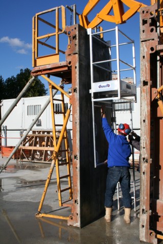 Plateforme spécifique Duarib ajustable en hauteur entre deux banches dans les Bouches-du-Rhône (13).