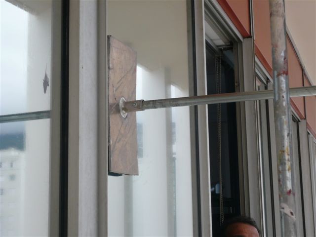 Passerelle avec stabilisateurs, dans les Bouches-du-Rhône, 13.